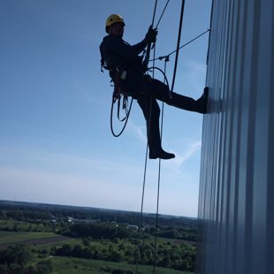 Fasādes mazgāšana ar augstspiediena ūdens strūklu
