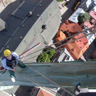 Sv. Petera baznīcas gaiļa montāža