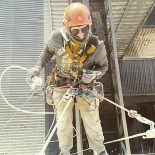 Graudu elevatora betona silosu atjaunošana krāsošanas fāzē 2000m2