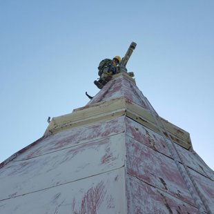 Baznīcas tornis Liepājā pirms krāsošanas