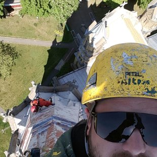 Baznīcas tornis Liepājā pirms krāsošanas