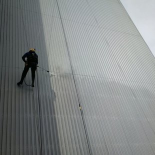 Fasādes mazgāšana ar augstspiediena ūdens strūklu