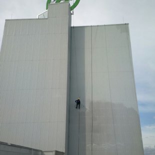 Fasādes mazgāšana ar augstspiediena ūdens strūklu