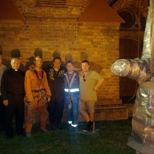 Komanda, kura īstenoja krustu demontāžu kopā ar mācītāju, smagākais krusts svēra 850 kg.