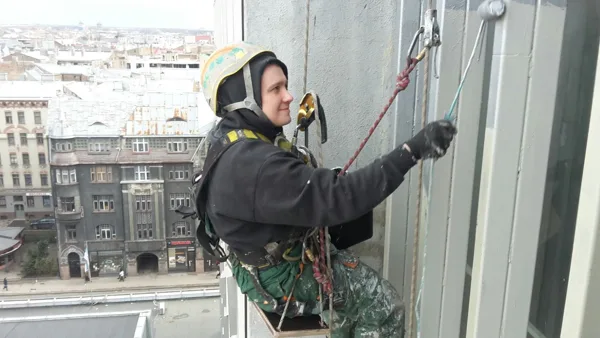Rīgas modes, starppaneļu šuvju renovācija, metāla konstrukciju metināšana un krāsošana