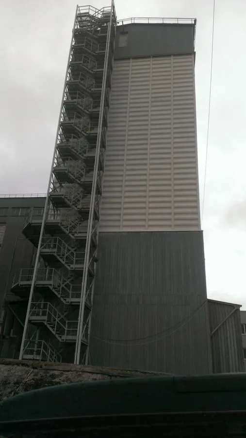 Graudu elevatora metala silosu krāsošana 2000m2