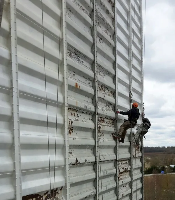 Graudu elevatora metala silosu krāsošana 2000m2