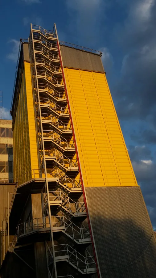 Graudu elevatora metala silosu krāsošana 2000m2