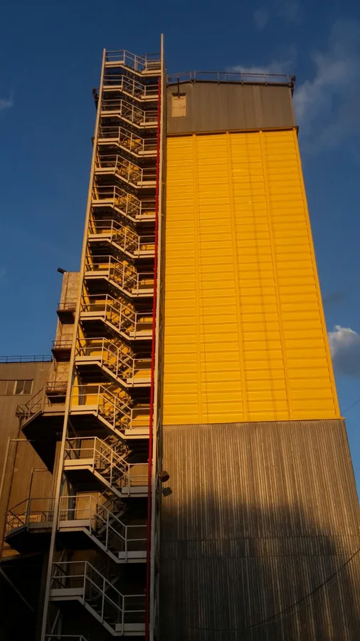 Graudu elevatora metala silosu krāsošana 2000m2