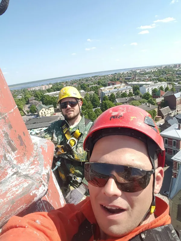 Baznīcas tornis Liepājā pirms krāsošanas