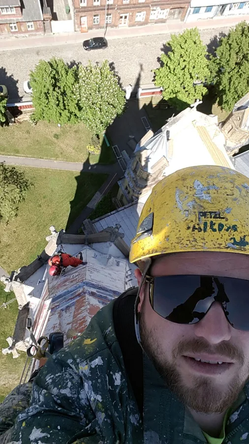 Baznīcas tornis Liepājā pirms krāsošanas