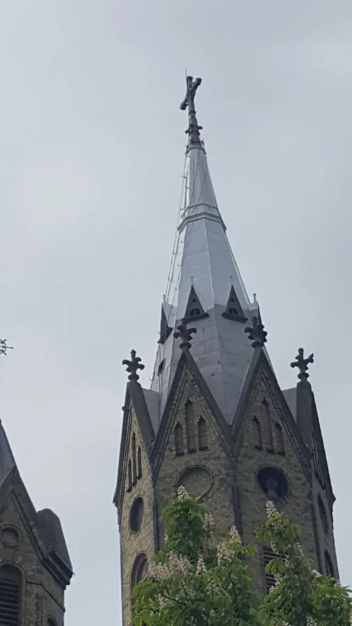 Liepājas baznīcas torņa krāsošana