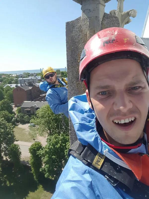 Liepājas baznīcas torņa krāsošana